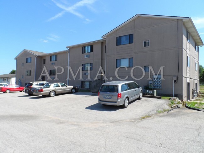 980 Eisenhower Rd-Unit -17 in Hiawatha, IA - Foto de edificio - Building Photo