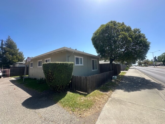 1244 Broadway St in Fairfield, CA - Building Photo - Building Photo