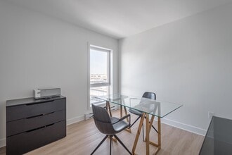 17 Pl. de la Triade in Pointe-claire, QC - Building Photo - Building Photo