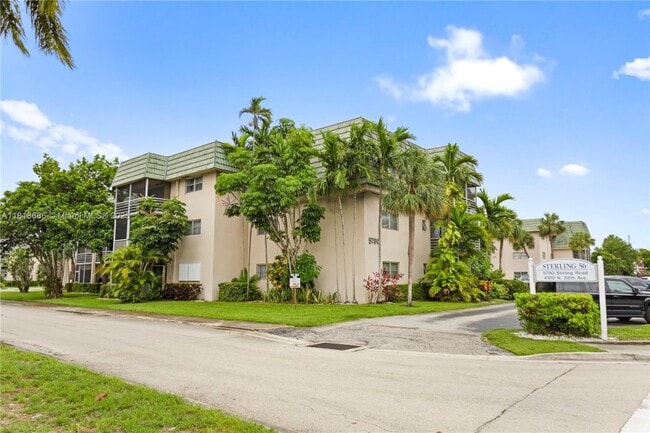 5790 Stirling Rd, Unit 203 in Hollywood, FL - Building Photo - Building Photo