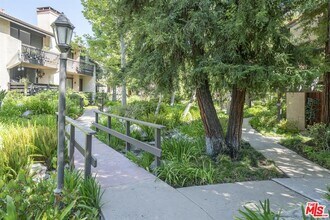 21901 Burbank Blvd in Los Angeles, CA - Building Photo - Building Photo