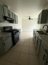 305-302 N Dwyer Pl in Anaheim, CA - Building Photo - Building Photo