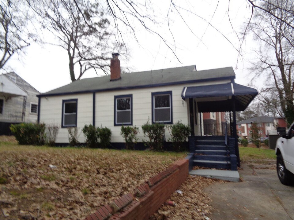 541 W Lake Ave NW in Atlanta, GA - Building Photo