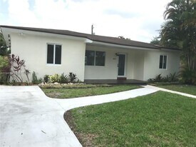 6851 SW 48th Terrace in Miami, FL - Building Photo