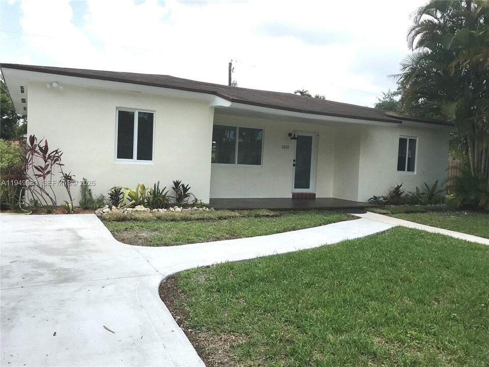 6851 SW 48th Terrace in Miami, FL - Building Photo