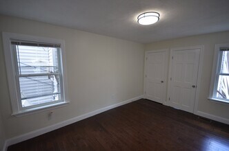 130 Brooks St, Unit 2 in Boston, MA - Foto de edificio - Building Photo