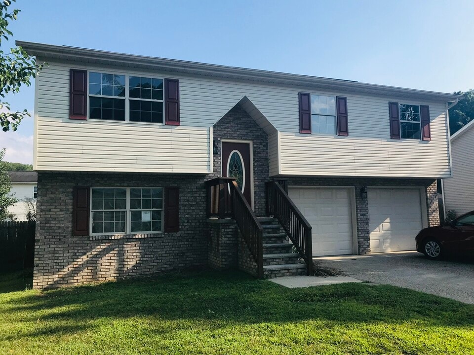 3 Indian Trail in St. Albans, WV - Building Photo