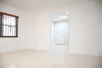 55 E 11th St, Unit 27 in Hialeah, FL - Building Photo - Building Photo