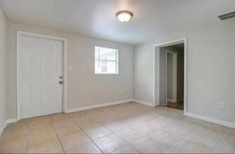 9311 Loras St in New Port Richey, FL - Foto de edificio - Building Photo