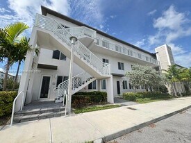 10270 NW 66th St in Doral, FL - Building Photo