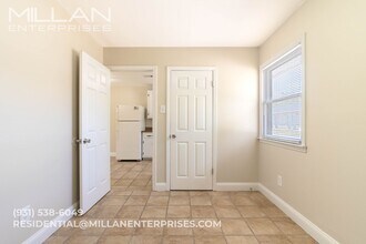 211 Oak St. Apartments in Clarksville, TN - Building Photo - Interior Photo