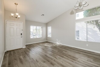 725 Arrowhead Trail, Unit 2B in Henderson, NV - Foto de edificio - Building Photo