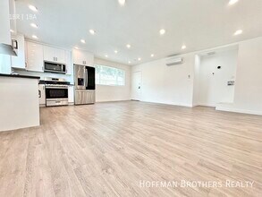 1135 S Doheny Dr, Unit 4 in Los Angeles, CA - Building Photo - Building Photo