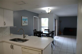 10829 NW 7th St-Unit -8-23 in Miami, FL - Building Photo - Building Photo