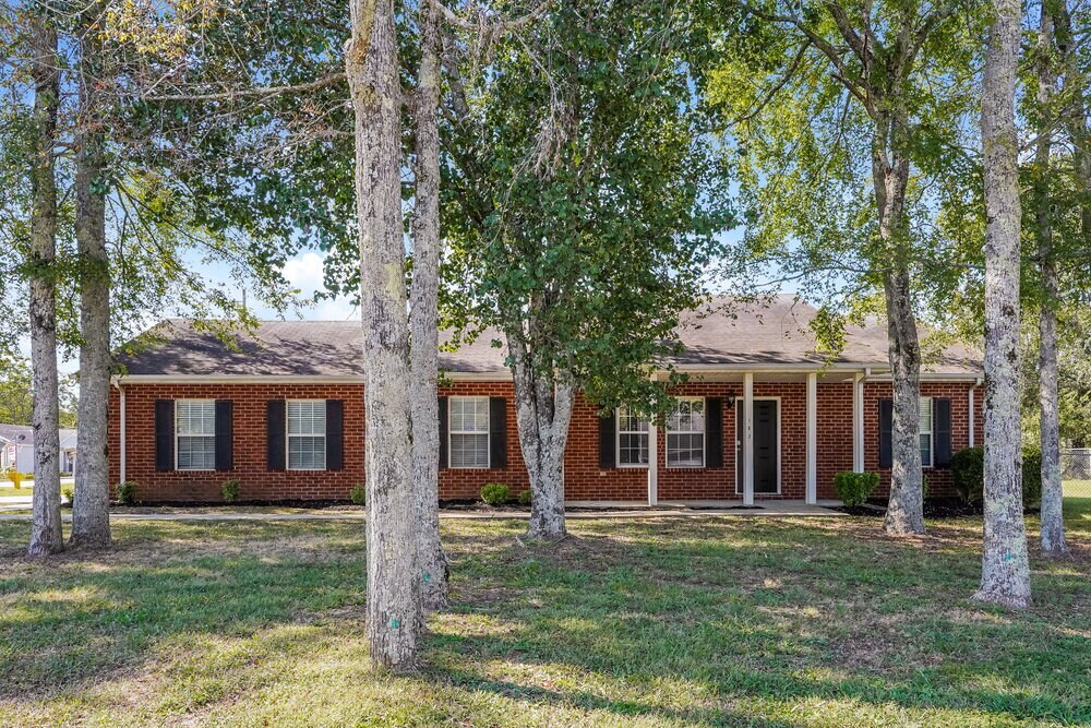 102 Riverwood Dr in La Vergne, TN - Building Photo