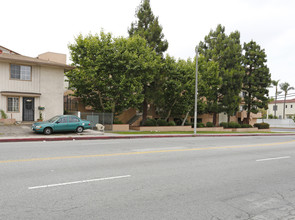 750 S Crenshaw Blvd in Los Angeles, CA - Foto de edificio - Building Photo