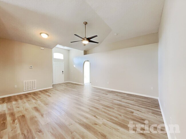 7403 High Bluff Rd N in Jacksonville, FL - Foto de edificio - Building Photo