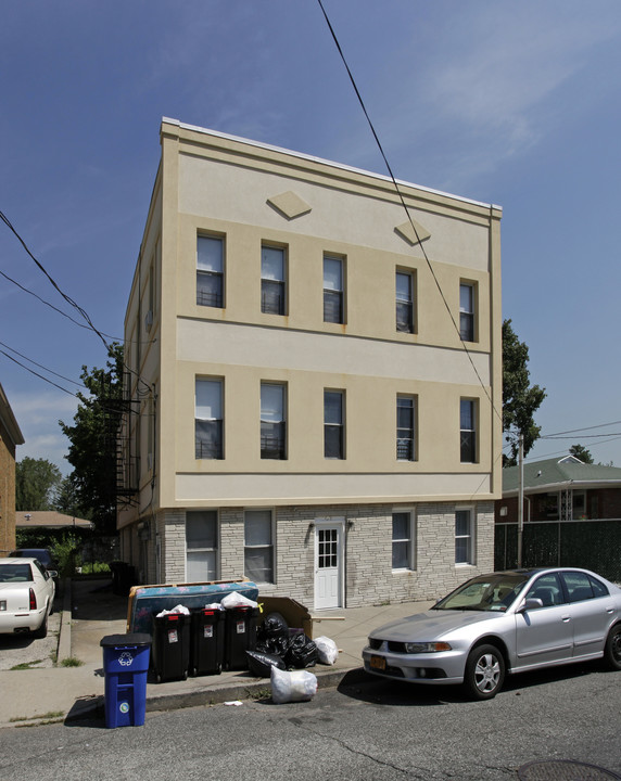 105 Seaview Ave in Staten Island, NY - Building Photo