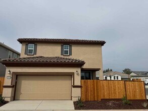 10123 Ludmila Wy in Elk Grove, CA - Building Photo - Building Photo