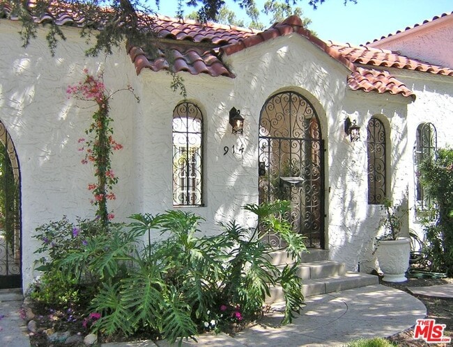 914 Burnside Ave in Los Angeles, CA - Building Photo - Building Photo