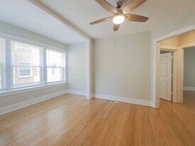 5061 N Damen Ave, Unit 5059-2E in Chicago, IL - Building Photo
