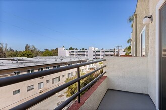 Woodland Trio Apartments in North Hollywood, CA - Building Photo - Building Photo