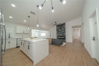 1671 Sandalwood Ln in Las Vegas, NV - Building Photo - Building Photo