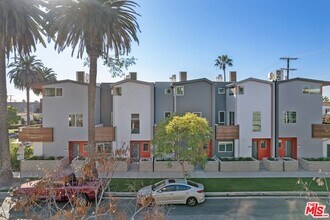 7156 Willoughby Ave in Los Angeles, CA - Building Photo - Building Photo