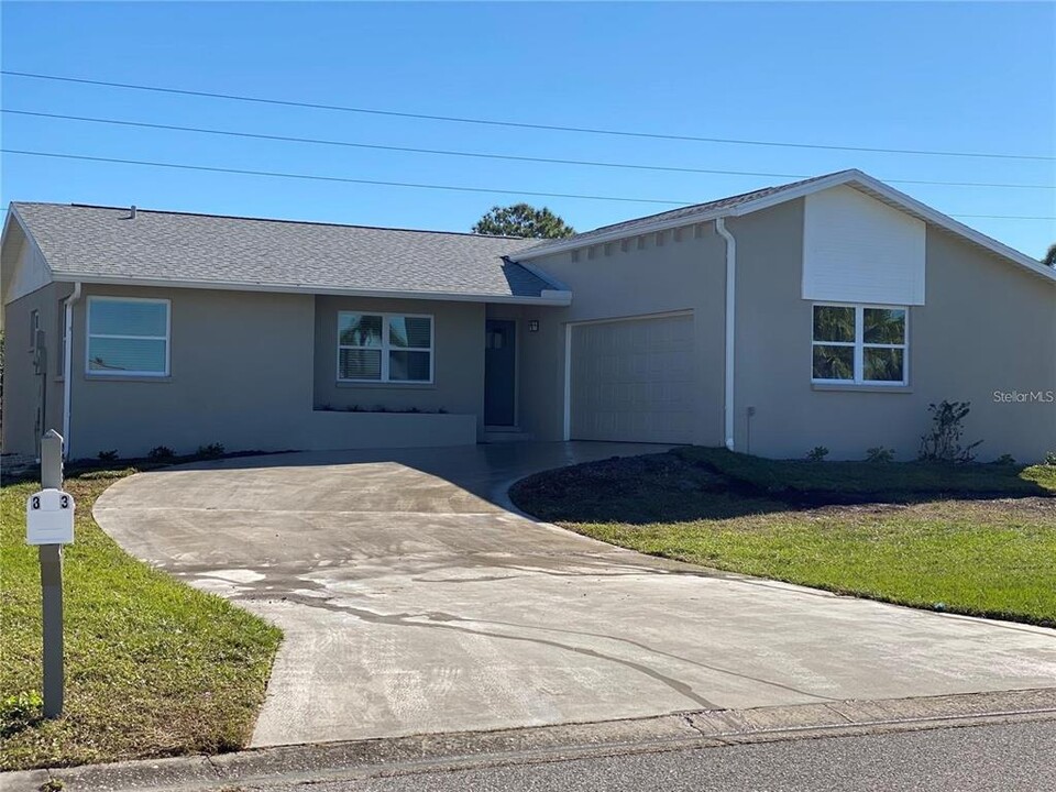 83 Annapolis Ln in Rotonda West, FL - Building Photo