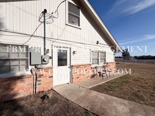 2200 Country Club Rd in Ennis, TX - Building Photo - Building Photo