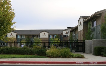 Eskaton Roseville Manor in Roseville, CA - Foto de edificio - Building Photo