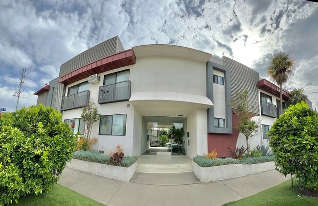3510 Clarington Ave, Unit 06