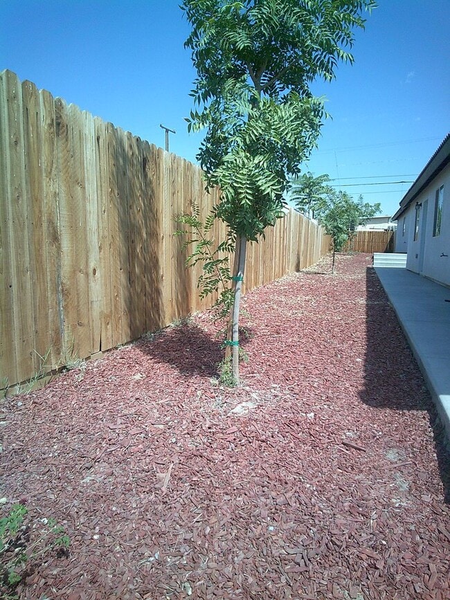 1222 Jeffrey St in Bakersfield, CA - Building Photo - Building Photo