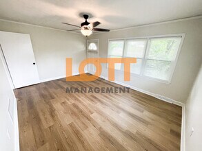 13045 Old White Horse Rd in Travelers Rest, SC - Foto de edificio - Building Photo