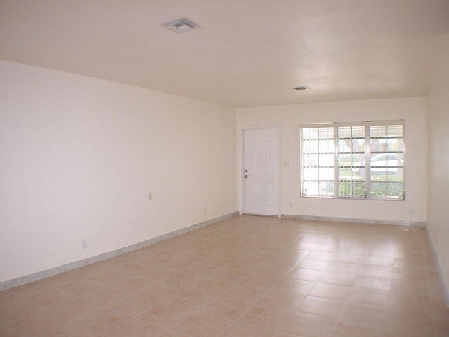 590 NE Wavecrest Way in Boca Raton, FL - Building Photo - Building Photo