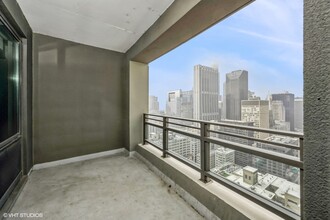 130 N Garland Ct in Chicago, IL - Building Photo - Building Photo