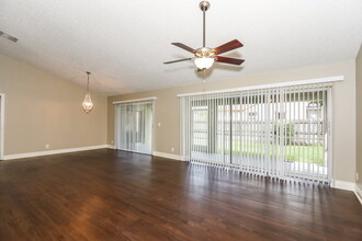 101 Hemingway Ct in Royal Palm Beach, FL - Building Photo - Building Photo