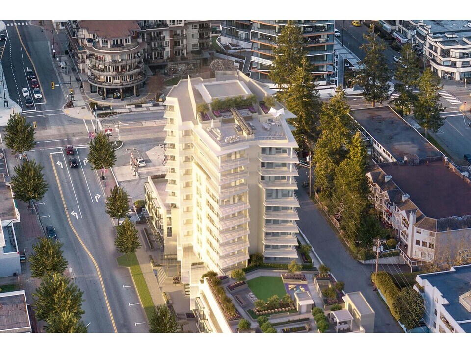 1350 Johnston Rd in White Rock, BC - Building Photo
