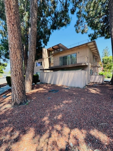 3650 W Clark Ave, Unit C in Burbank, CA - Foto de edificio - Building Photo