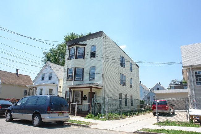 654 State St in Perth Amboy, NJ - Building Photo - Building Photo