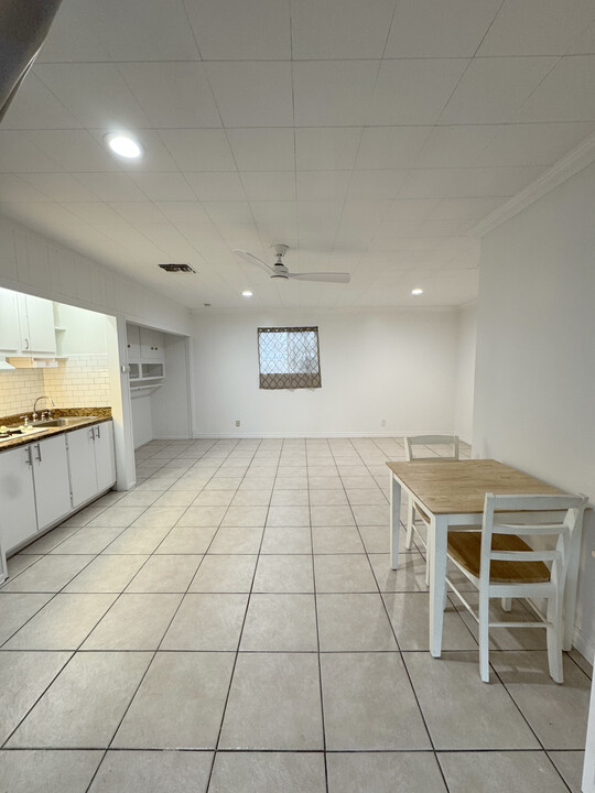 22700 Roscoe Blvd, Unit Studio Unit in West Hills, CA - Foto de edificio