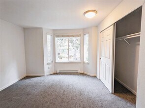 11107 NE 125th Ln, Unit F-321 in Kirkland, WA - Foto de edificio - Building Photo