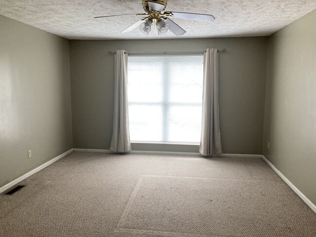 1384 Sanzon Dr in Fairborn, OH - Foto de edificio - Building Photo
