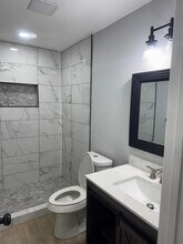 8226 Darlington Dr-Unit -B in Houston, TX - Building Photo - Building Photo