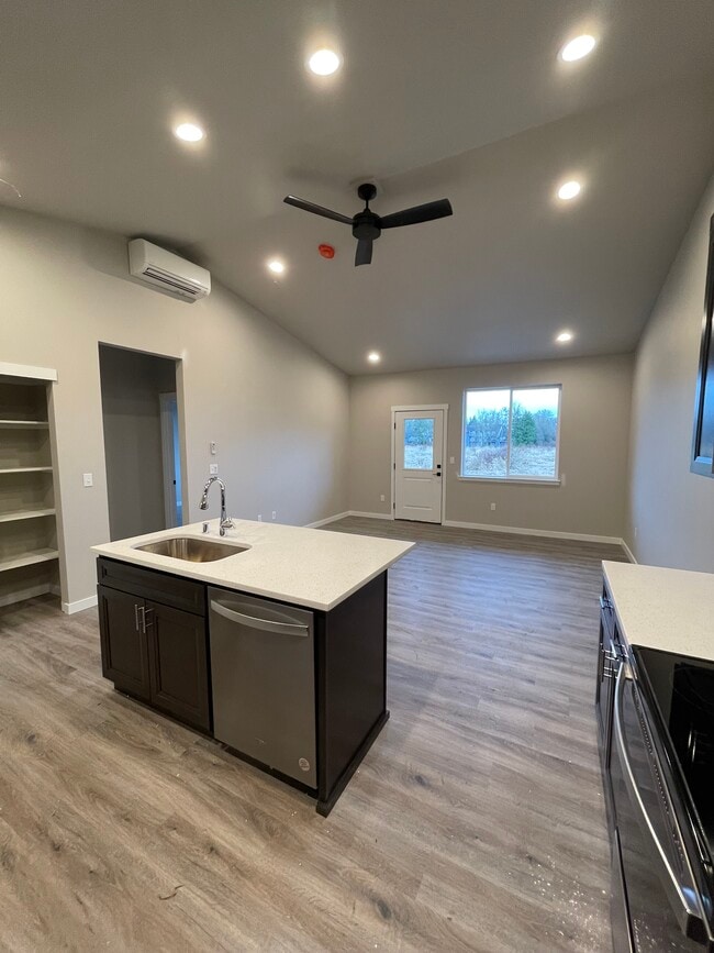 5702 79th St W, Unit B in Lakewood, WA - Foto de edificio - Building Photo