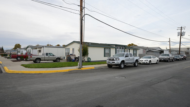 Uptown Court in Sunnyside, WA - Foto de edificio - Building Photo