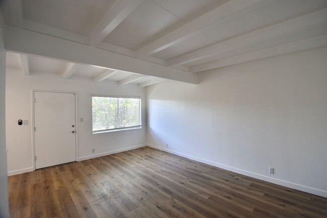 6125 Whitsett Ave, Unit 09 in Los Angeles, CA - Building Photo - Building Photo