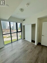 325-325 Yorkland Blvd in Toronto, ON - Building Photo - Building Photo