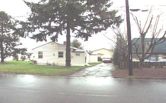 312-342 SE 196th Ave in Portland, OR - Foto de edificio - Building Photo