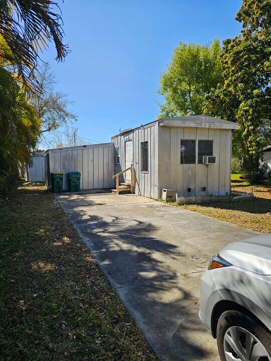 1223 Hickory Ave in Punta Gorda, FL - Building Photo